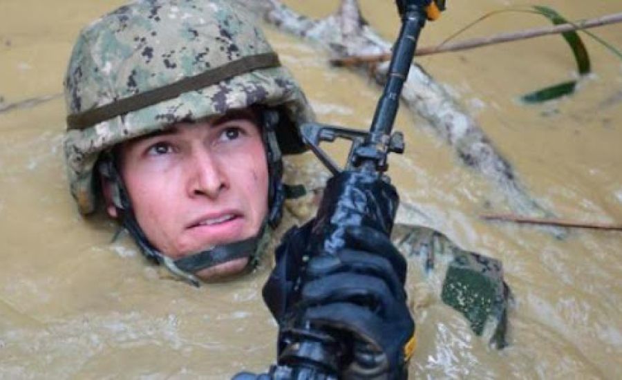 Se sei nel fango fino al collo, inizia a cantare